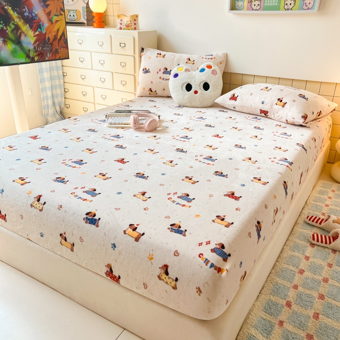 91家纺网 家纺一手货源 找家纺 爱彼家纺 2025新款高克重牛奶绒卡通床笠单床笠单件 小狗派对