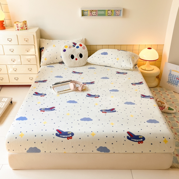 91家纺网 家纺一手货源 找家纺 爱彼家纺 2025新款高克重牛奶绒卡通床笠单床笠单件 云端飞行记