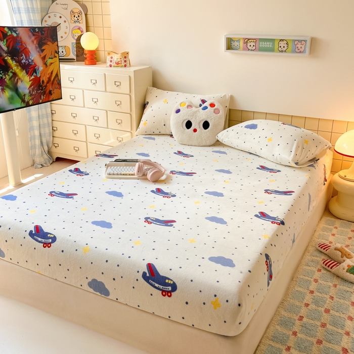91家纺网 家纺一手货源 找家纺 爱彼家纺 2025新款高克重牛奶绒卡通床笠单床笠单件 云端飞行记