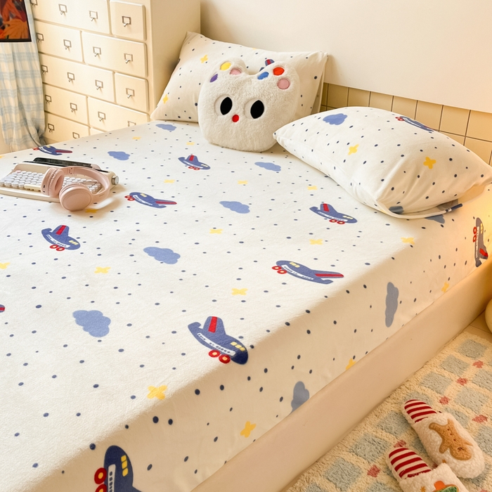 91家纺网 家纺一手货源 找家纺 爱彼家纺 2025新款高克重牛奶绒卡通床笠单床笠单件 云端飞行记
