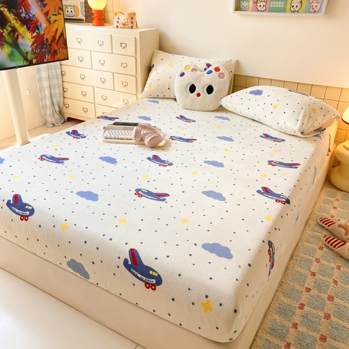 91家纺网 家纺一手货源 找家纺 爱彼家纺 2025新款高克重牛奶绒卡通床笠单床笠单件 云端飞行记