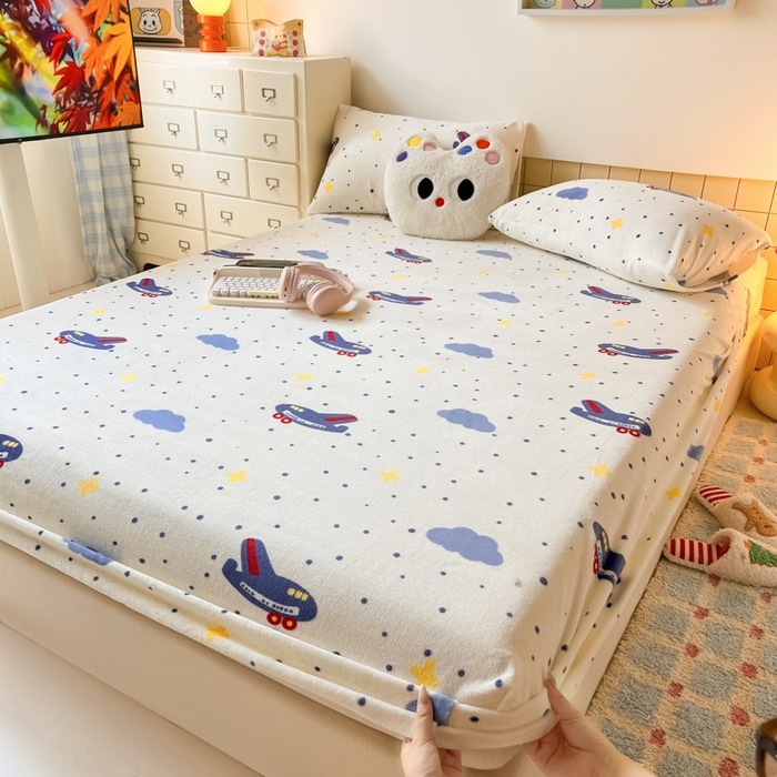 91家纺网 家纺一手货源 找家纺 爱彼家纺 2025新款高克重牛奶绒卡通床笠单床笠单件 云端飞行记