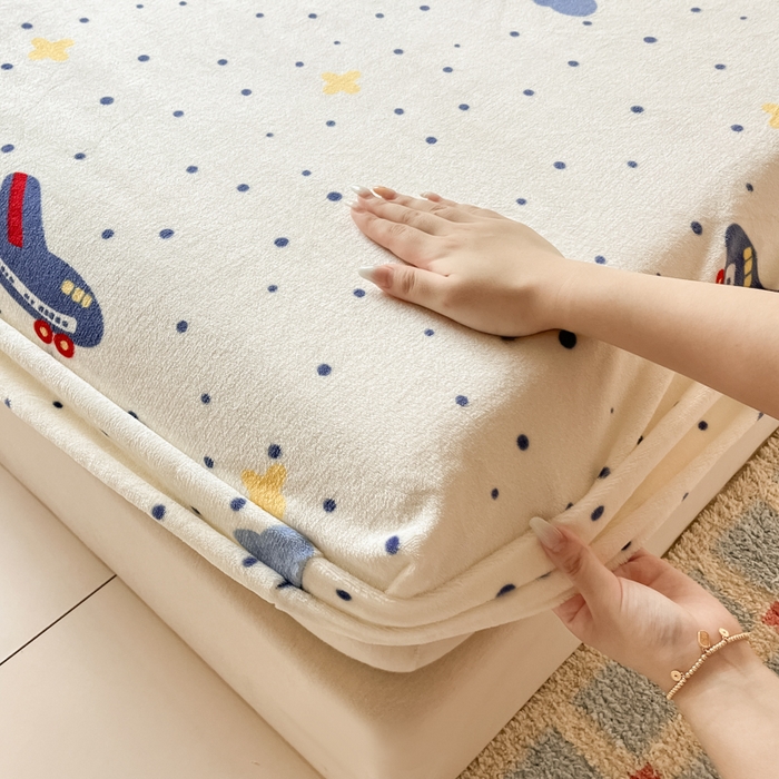 91家纺网 家纺一手货源 找家纺 爱彼家纺 2025新款高克重牛奶绒卡通床笠单床笠单件 云端飞行记