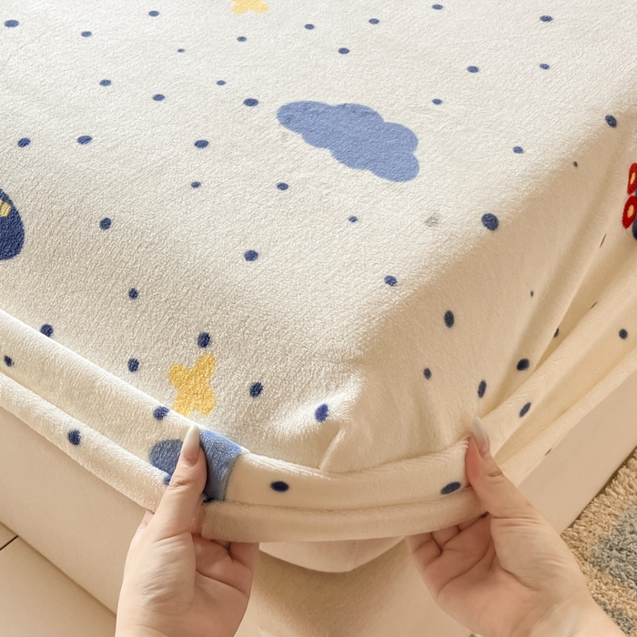 91家纺网 家纺一手货源 找家纺 爱彼家纺 2025新款高克重牛奶绒卡通床笠单床笠单件 云端飞行记