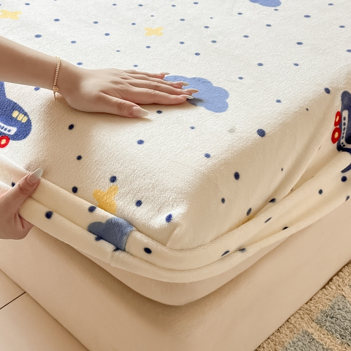 91家纺网 家纺一手货源 找家纺 爱彼家纺 2025新款高克重牛奶绒卡通床笠单床笠单件 云端飞行记