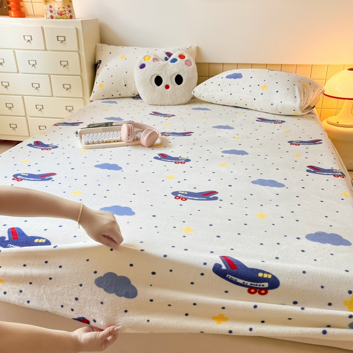 91家纺网 家纺一手货源 找家纺 爱彼家纺 2025新款高克重牛奶绒卡通床笠单床笠单件 云端飞行记