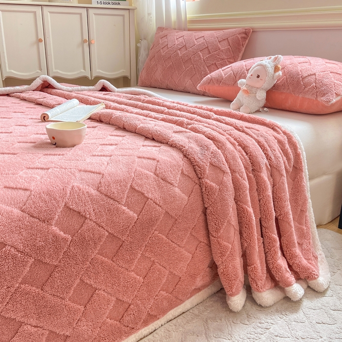 91家纺网 家纺一手货源 找家纺 耐思家纺 2025新款加厚提花兔绒塔芙绒单品床单系列 豆沙粉