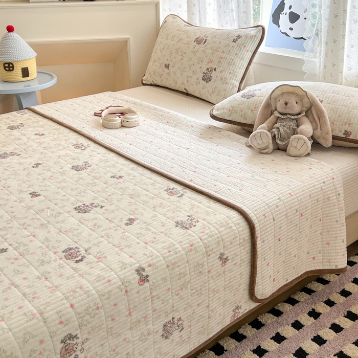 茉夕家纺 2025新款2025跑量双层纱牛奶绒印花床盖 床盖单件 草莓小兔