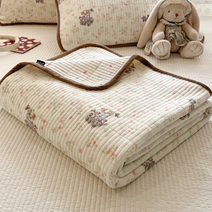 91家纺网 家纺一手货源 找家纺 茉夕家纺 2025新款2025跑量双层纱牛奶绒印花床盖 床盖单件 草莓小兔