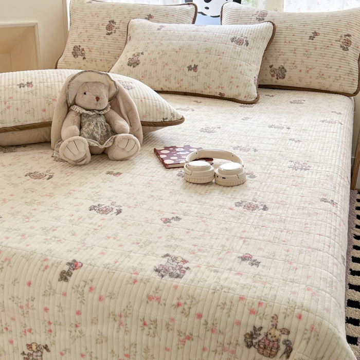 91家纺网 家纺一手货源 找家纺 茉夕家纺 2025新款2025跑量双层纱牛奶绒印花床盖 床盖单件 草莓小兔