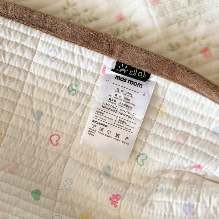 91家纺网 家纺一手货源 找家纺 茉夕家纺 2025新款2025跑量双层纱牛奶绒印花床盖 床盖单件 草莓小兔