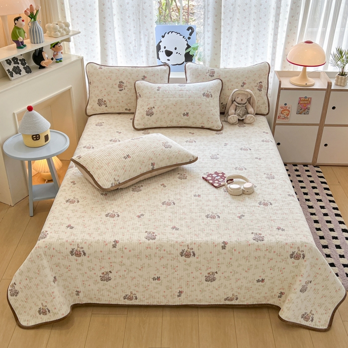 91家纺网 家纺一手货源 找家纺 茉夕家纺 2025新款2025跑量双层纱牛奶绒印花床盖 床盖单件 草莓小兔