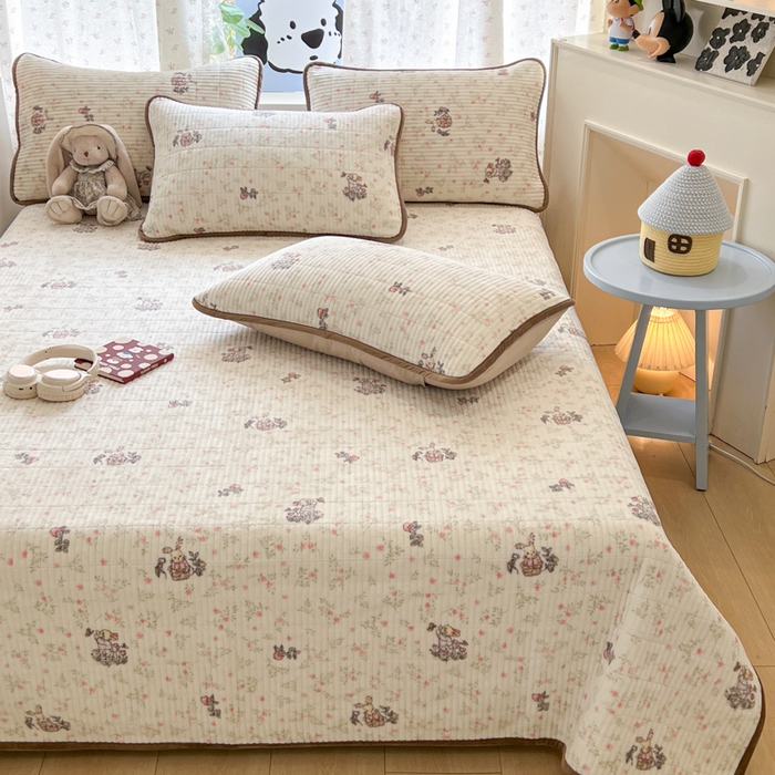 91家纺网 家纺一手货源 找家纺 茉夕家纺 2025新款2025跑量双层纱牛奶绒印花床盖 床盖单件 草莓小兔