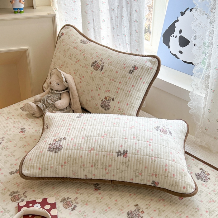 91家纺网 家纺一手货源 找家纺 茉夕家纺 2025新款2025跑量双层纱牛奶绒印花床盖 床盖单件 草莓小兔