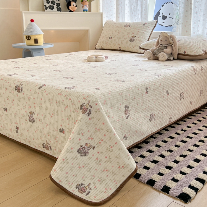 91家纺网 家纺一手货源 找家纺 茉夕家纺 2025新款2025跑量双层纱牛奶绒印花床盖 床盖单件 草莓小兔