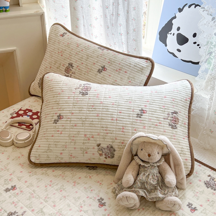 91家纺网 家纺一手货源 找家纺 茉夕家纺 2025新款2025跑量双层纱牛奶绒印花床盖 床盖单件 草莓小兔