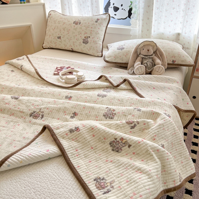 91家纺网 家纺一手货源 找家纺 茉夕家纺 2025新款2025跑量双层纱牛奶绒印花床盖 床盖单件 草莓小兔