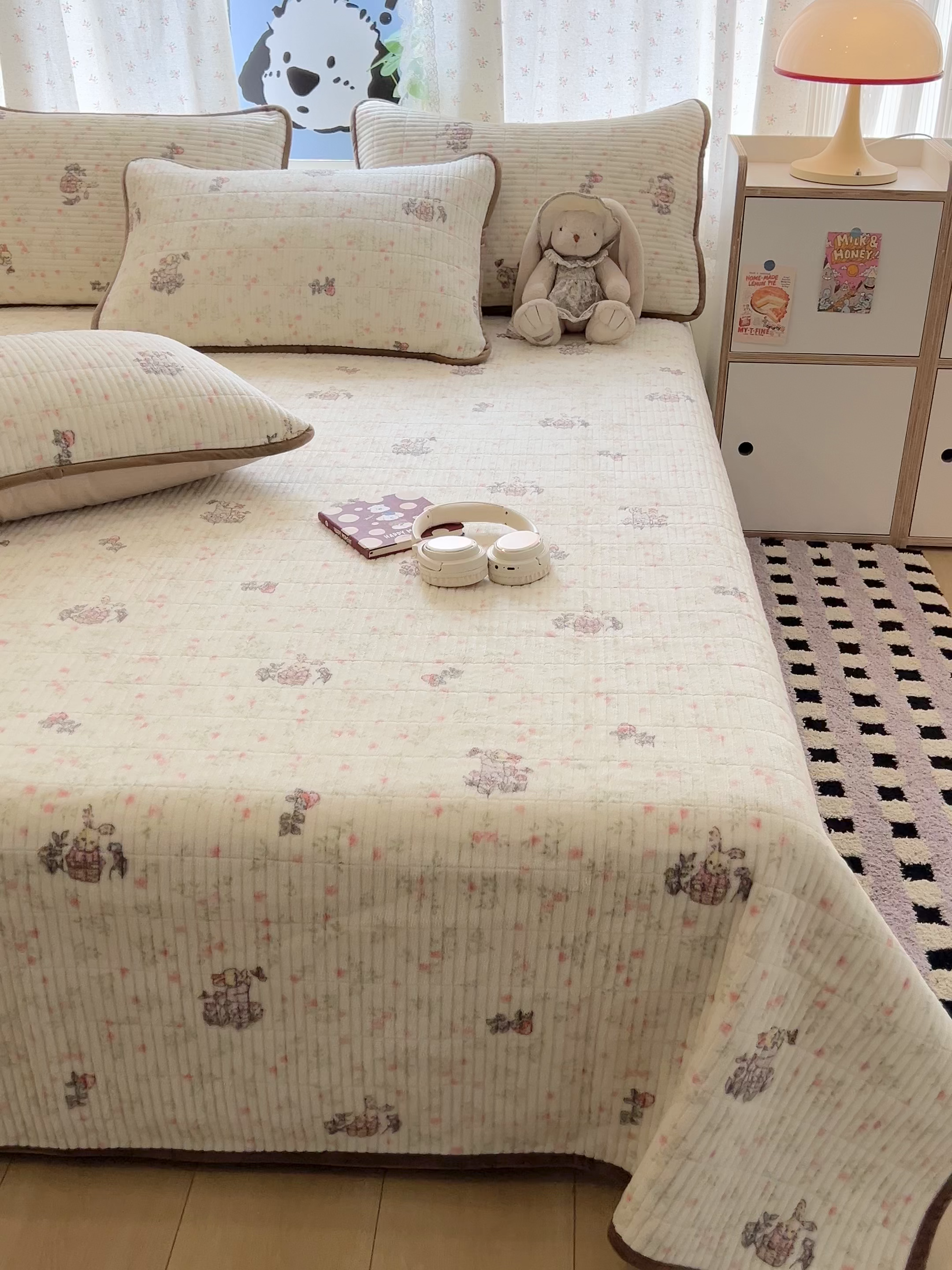 91家纺网 家纺一手货源 找家纺 茉夕家纺 2025新款2025跑量双层纱牛奶绒印花床盖 床盖单件 草莓小兔