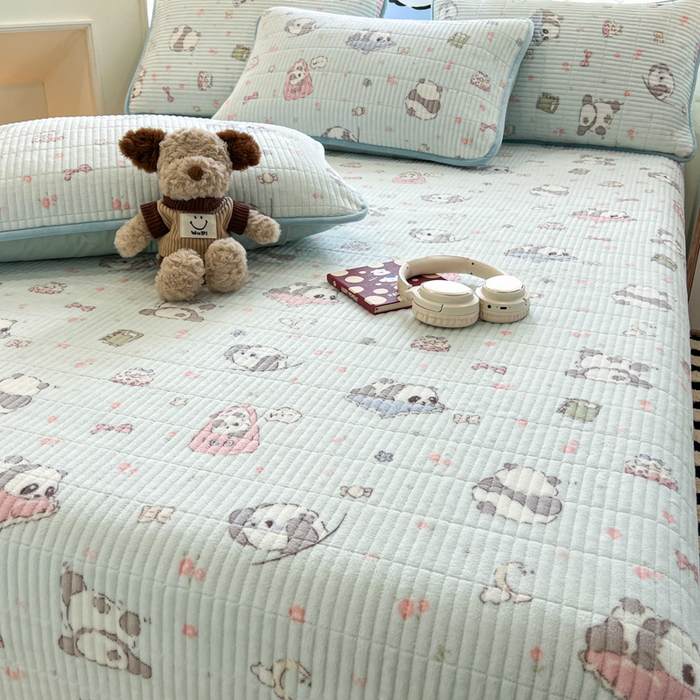 91家纺网 家纺一手货源 找家纺 茉夕家纺 2025新款2025跑量双层纱牛奶绒印花床盖 床盖单件 打趣熊猫