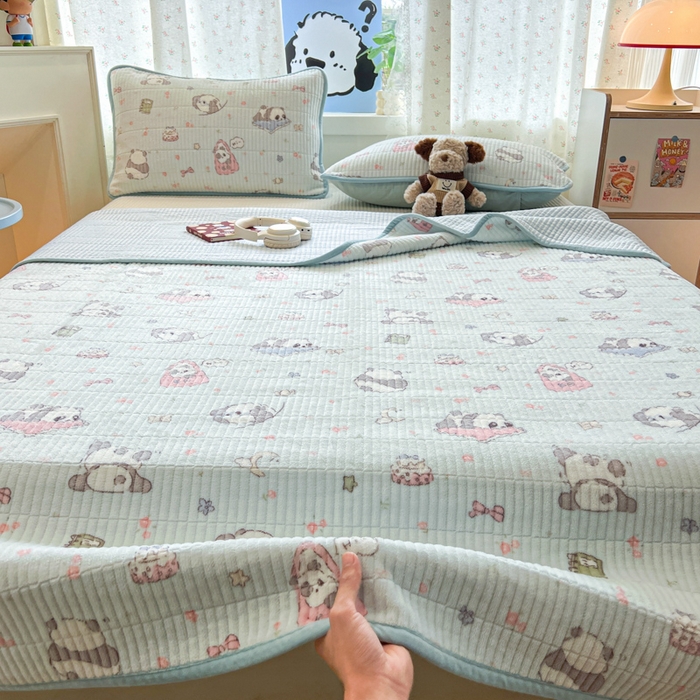 91家纺网 家纺一手货源 找家纺 茉夕家纺 2025新款2025跑量双层纱牛奶绒印花床盖 床盖单件 打趣熊猫