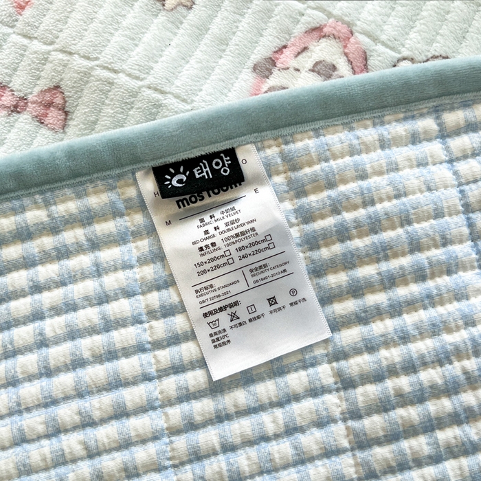 91家纺网 家纺一手货源 找家纺 茉夕家纺 2025新款2025跑量双层纱牛奶绒印花床盖 床盖单件 打趣熊猫