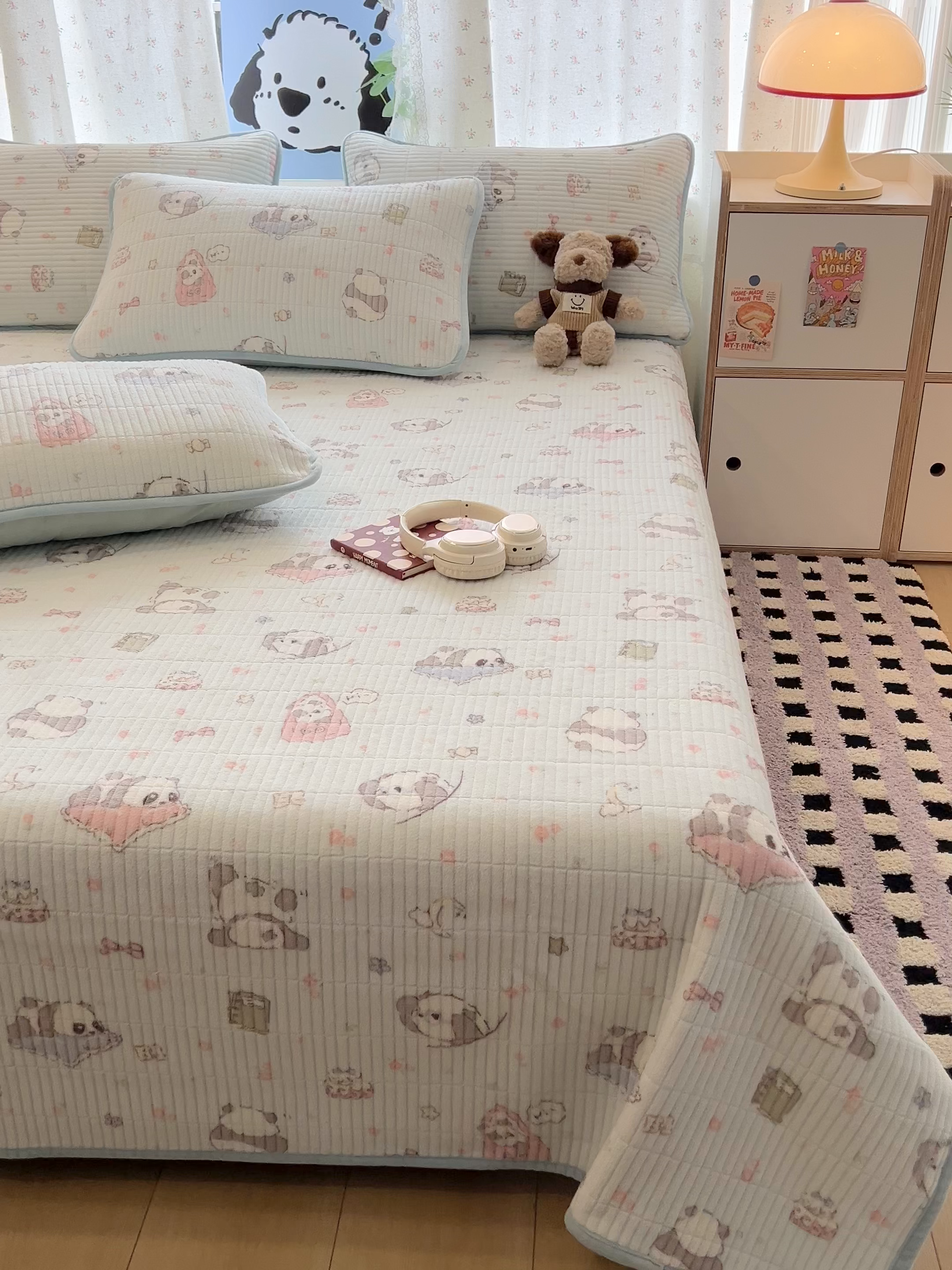 91家纺网 家纺一手货源 找家纺 茉夕家纺 2025新款2025跑量双层纱牛奶绒印花床盖 床盖单件 打趣熊猫