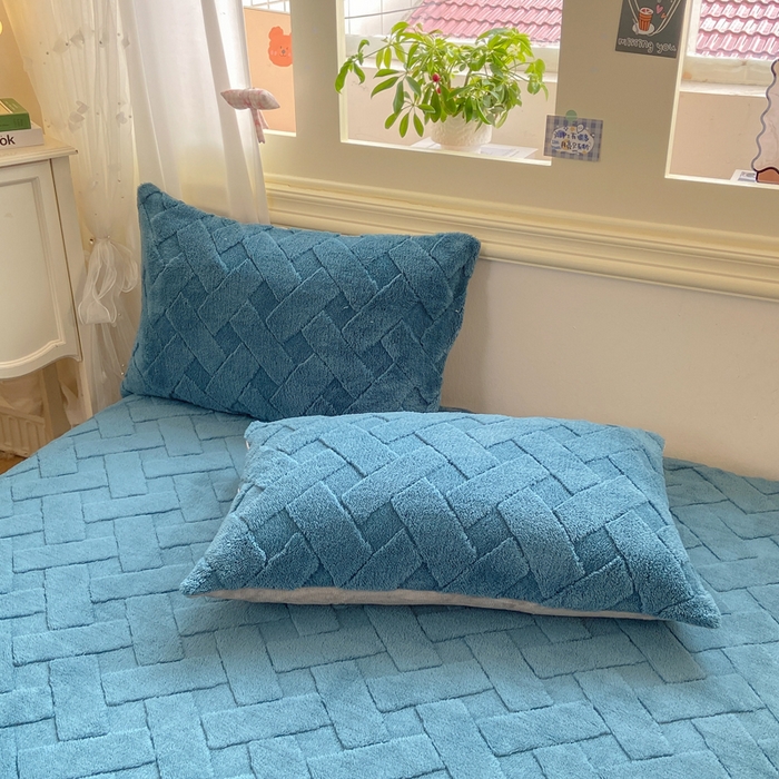 91家纺网 家纺一手货源 找家纺 耐思家纺 2025新款加厚提花兔绒塔芙绒单品床单系列 孔雀蓝