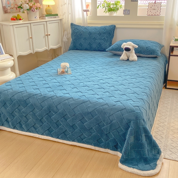 91家纺网 家纺一手货源 找家纺 耐思家纺 2025新款加厚提花兔绒塔芙绒单品床单系列 孔雀蓝