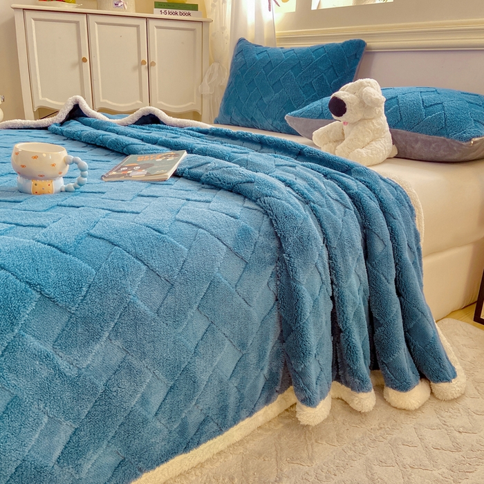 91家纺网 家纺一手货源 找家纺 耐思家纺 2025新款加厚提花兔绒塔芙绒单品床单系列 孔雀蓝