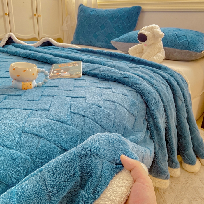 91家纺网 家纺一手货源 找家纺 耐思家纺 2025新款加厚提花兔绒塔芙绒单品床单系列 孔雀蓝