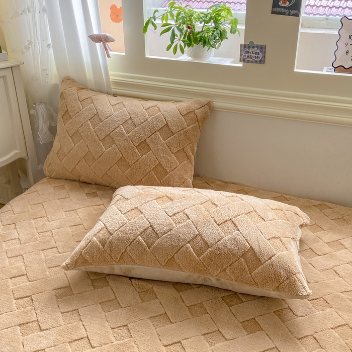 91家纺网 家纺一手货源 找家纺 耐思家纺 2025新款加厚提花兔绒塔芙绒单品床单系列 香槟驼