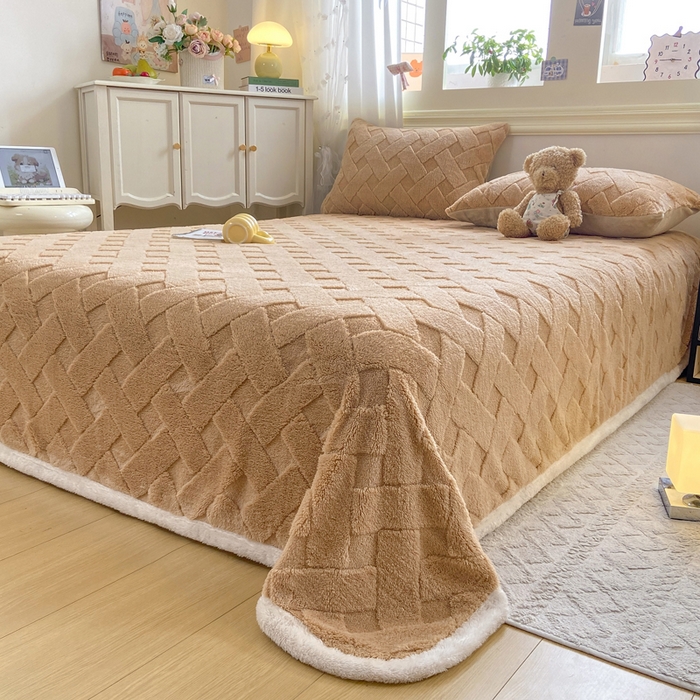 91家纺网 家纺一手货源 找家纺 耐思家纺 2025新款加厚提花兔绒塔芙绒单品床单系列 香槟驼