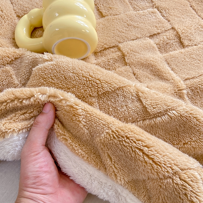 91家纺网 家纺一手货源 找家纺 耐思家纺 2025新款加厚提花兔绒塔芙绒单品床单系列 香槟驼