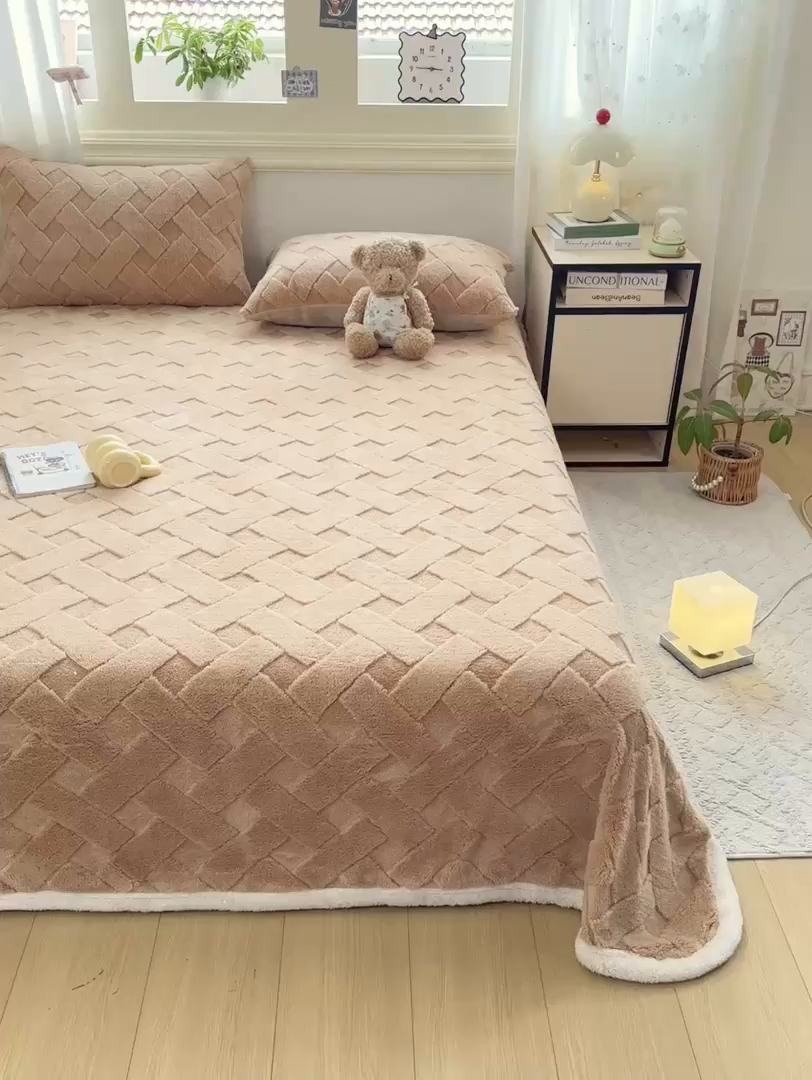 91家纺网 家纺一手货源 找家纺 耐思家纺 2025新款加厚提花兔绒塔芙绒单品床单系列 香槟驼