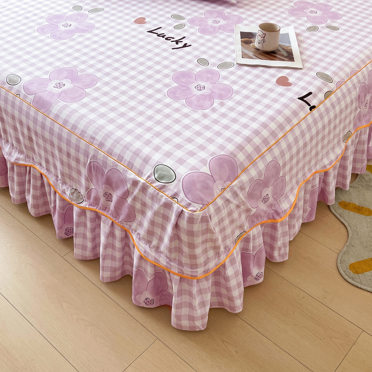 91家纺网 家纺一手货源 找家纺 笠裙家纺 2025新款A类水洗棉韩版S边花边印花床裙四件套 花舞