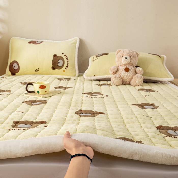 91家纺网 家纺一手货源 找家纺 梦初语 2025新款冬季珊瑚绒牛奶绒加厚床护垫褥子软垫学生宿舍-直播爆款（200克夹棉加厚款） 唯美小熊