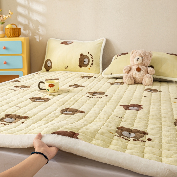 91家纺网 家纺一手货源 找家纺 梦初语 2025新款冬季珊瑚绒牛奶绒加厚床护垫褥子软垫学生宿舍-直播爆款（200克夹棉加厚款） 唯美小熊