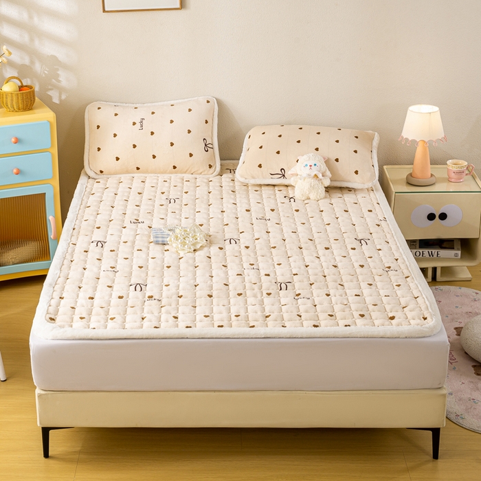 91家纺网 家纺一手货源 找家纺 梦初语 2025新款冬季珊瑚绒牛奶绒加厚床护垫褥子软垫学生宿舍-直播爆款（200克夹棉加厚款） 奶油爱心