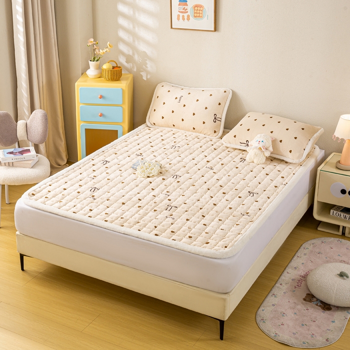 91家纺网 家纺一手货源 找家纺 梦初语 2025新款冬季珊瑚绒牛奶绒加厚床护垫褥子软垫学生宿舍-直播爆款（200克夹棉加厚款） 奶油爱心