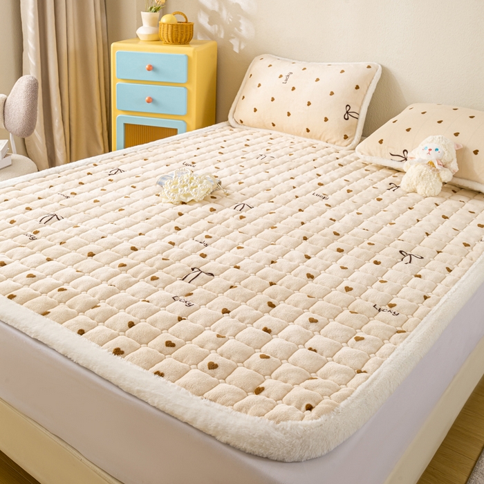 91家纺网 家纺一手货源 找家纺 梦初语 2025新款冬季珊瑚绒牛奶绒加厚床护垫褥子软垫学生宿舍-直播爆款（200克夹棉加厚款） 奶油爱心