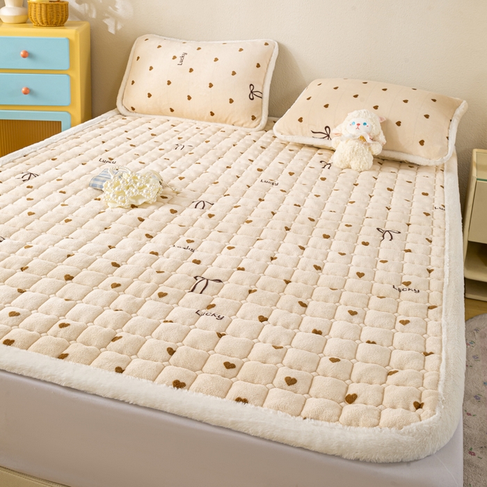91家纺网 家纺一手货源 找家纺 梦初语 2025新款冬季珊瑚绒牛奶绒加厚床护垫褥子软垫学生宿舍-直播爆款（200克夹棉加厚款） 奶油爱心