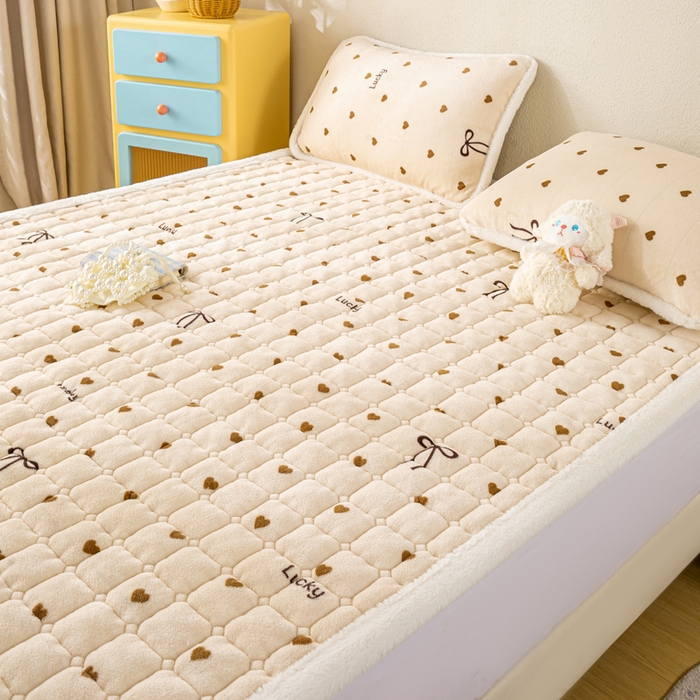 91家纺网 家纺一手货源 找家纺 梦初语 2025新款冬季珊瑚绒牛奶绒加厚床护垫褥子软垫学生宿舍-直播爆款（200克夹棉加厚款） 奶油爱心