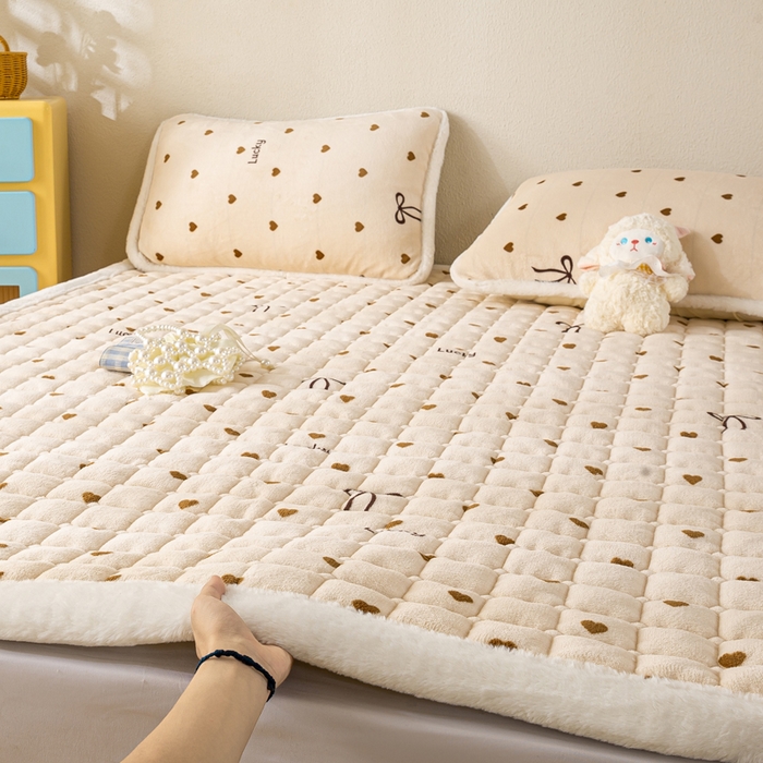 91家纺网 家纺一手货源 找家纺 梦初语 2025新款冬季珊瑚绒牛奶绒加厚床护垫褥子软垫学生宿舍-直播爆款（200克夹棉加厚款） 奶油爱心
