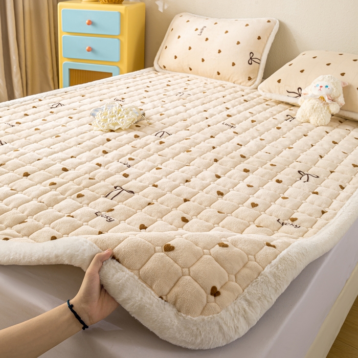 91家纺网 家纺一手货源 找家纺 梦初语 2025新款冬季珊瑚绒牛奶绒加厚床护垫褥子软垫学生宿舍-直播爆款（200克夹棉加厚款） 奶油爱心