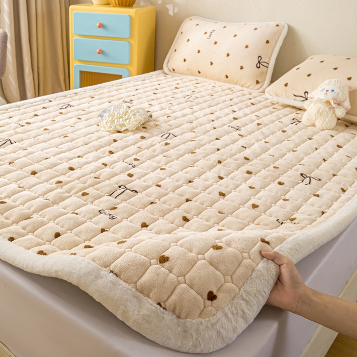 91家纺网 家纺一手货源 找家纺 梦初语 2025新款冬季珊瑚绒牛奶绒加厚床护垫褥子软垫学生宿舍-直播爆款（200克夹棉加厚款） 奶油爱心