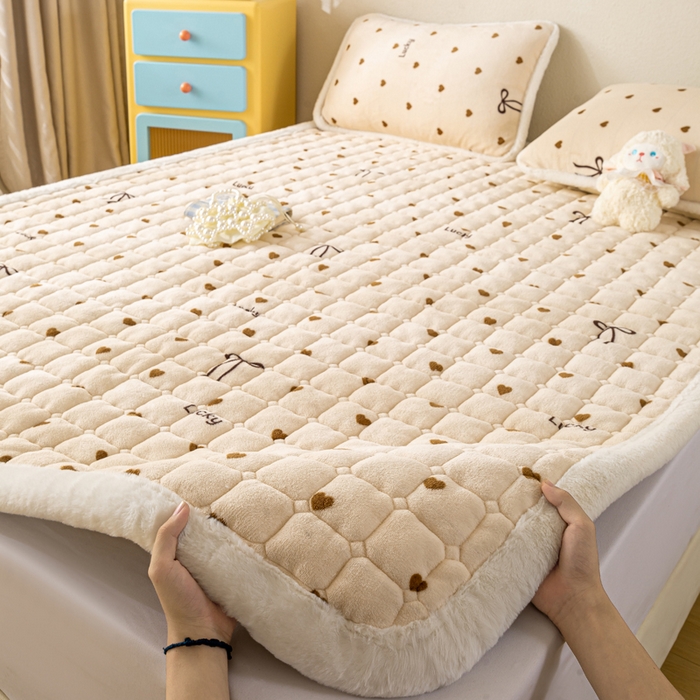 91家纺网 家纺一手货源 找家纺 梦初语 2025新款冬季珊瑚绒牛奶绒加厚床护垫褥子软垫学生宿舍-直播爆款（200克夹棉加厚款） 奶油爱心