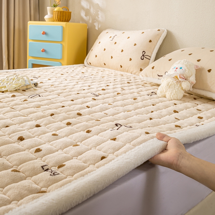 91家纺网 家纺一手货源 找家纺 梦初语 2025新款冬季珊瑚绒牛奶绒加厚床护垫褥子软垫学生宿舍-直播爆款（200克夹棉加厚款） 奶油爱心