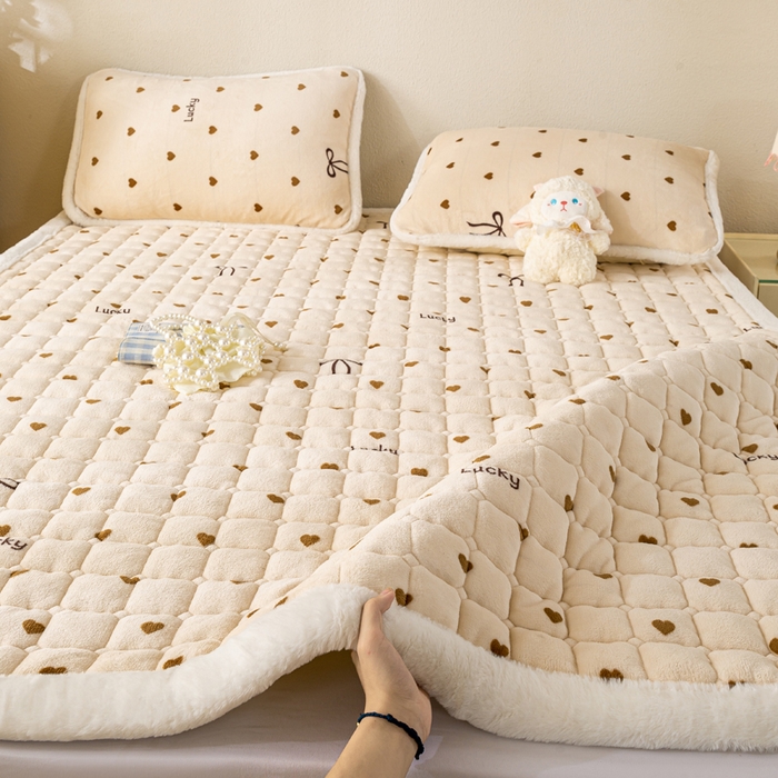91家纺网 家纺一手货源 找家纺 梦初语 2025新款冬季珊瑚绒牛奶绒加厚床护垫褥子软垫学生宿舍-直播爆款（200克夹棉加厚款） 奶油爱心