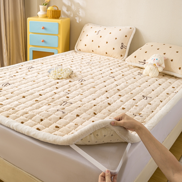 91家纺网 家纺一手货源 找家纺 梦初语 2025新款冬季珊瑚绒牛奶绒加厚床护垫褥子软垫学生宿舍-直播爆款（200克夹棉加厚款） 奶油爱心