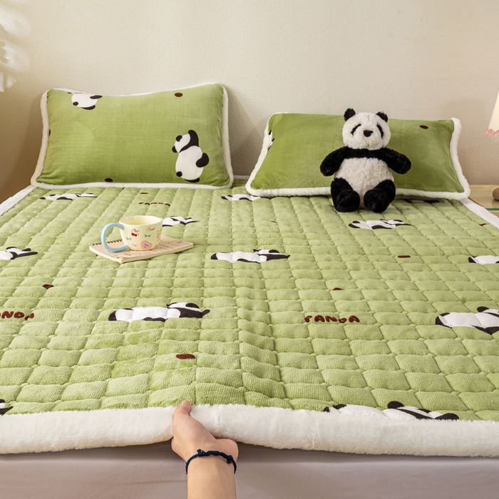 91家纺网 家纺一手货源 找家纺 梦初语 2025新款冬季珊瑚绒牛奶绒加厚床护垫褥子软垫学生宿舍-直播爆款（200克夹棉加厚款） 熊猫乐园